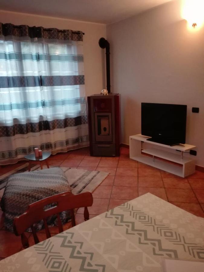 Casa Vacanza Il Glicine Casale Corte Cerro Экстерьер фото